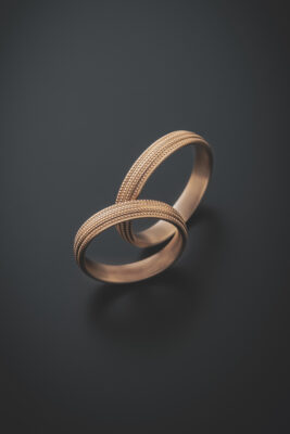 Trauringe in Apricotgold: a4 Schlichte Eheringe mit Millgriff. Köln Goldschmiede Hannover.