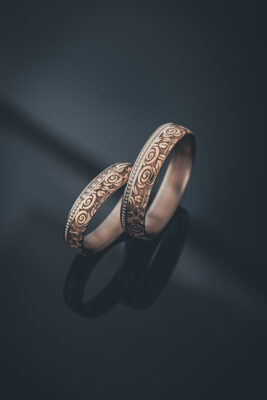 Trauringe mit Ranken-Muster. Eheringe in 585 Weißgold. Bad Homburg Trauringe floral