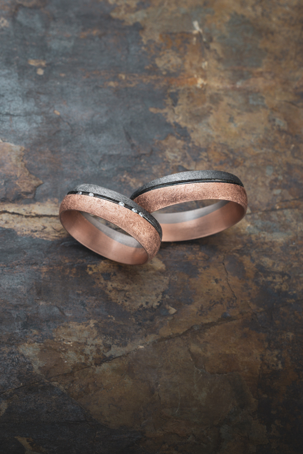 Trauringe München Eheringe Graugold eismatt, Goldschmiede Lang Wellen Rotgold außergewöhnliche Ringe.