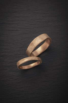 Trauringe Rosegold Eheringe. Hamburg Verlobungsringe. Außergewöhnliche Trauringe gehämmert Wellen.