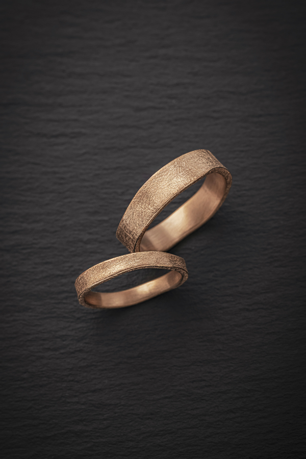 Trauringe Rosegold Eheringe. Hamburg Verlobungsringe. Außergewöhnliche Trauringe gehämmert Wellen.