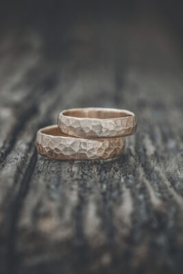 Trauringe Hammerschlag. Eheringe Frankfurt. Trauringe Bremen, Eheringe gehämmert. Goldschmiede Lang Wiesbaden.