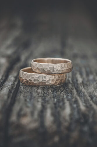 Trauringe Hammerschlag. Eheringe Frankfurt. Trauringe Bremen, Eheringe gehämmert. Goldschmiede Lang Wiesbaden.