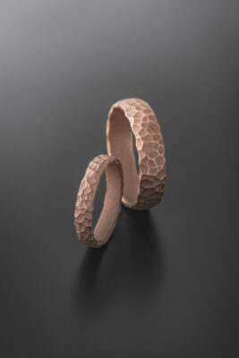 Trauringe Hammerschlag: a24 in 585 Roségold Eheringe gehämmert. München Trauringe. Hammered Wedding Band Ring. Hammer Texture