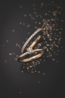Filigraner Verlobungsring aus 585 Roségold mit einem 0,10ct Diamanten in einer klassischen Krappenfassung. Schmaler Vorsteckring mit 0,26ct aus dem identischen Gold.