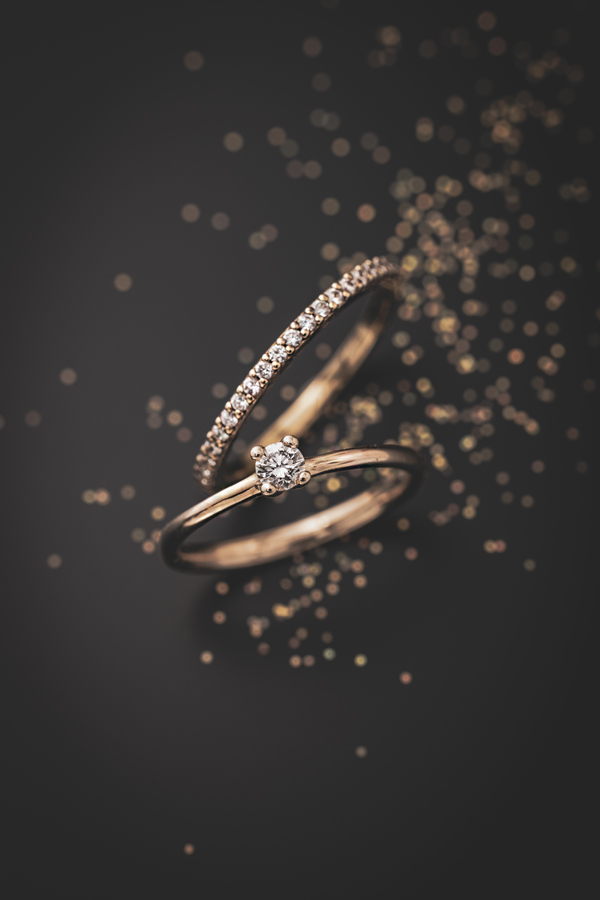 Filigraner Verlobungsring aus 585 Roségold mit einem 0,10ct Diamanten in einer klassischen Krappenfassung. Schmaler Vorsteckring mit 0,26ct aus dem identischen Gold.